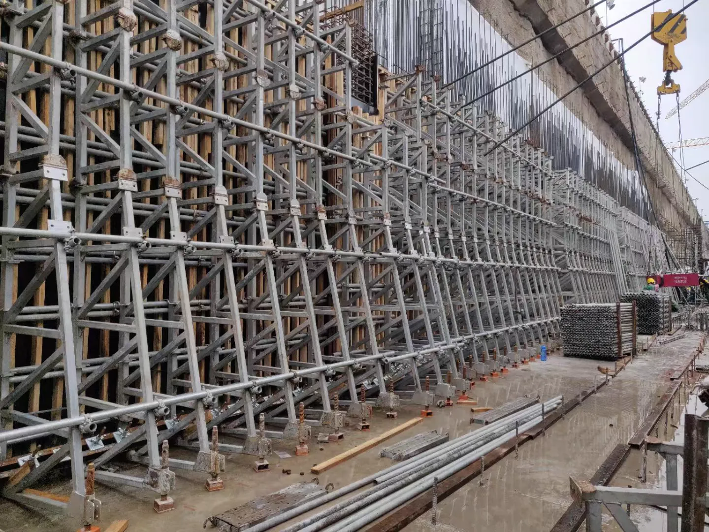 Long retaining wall formwork assembly