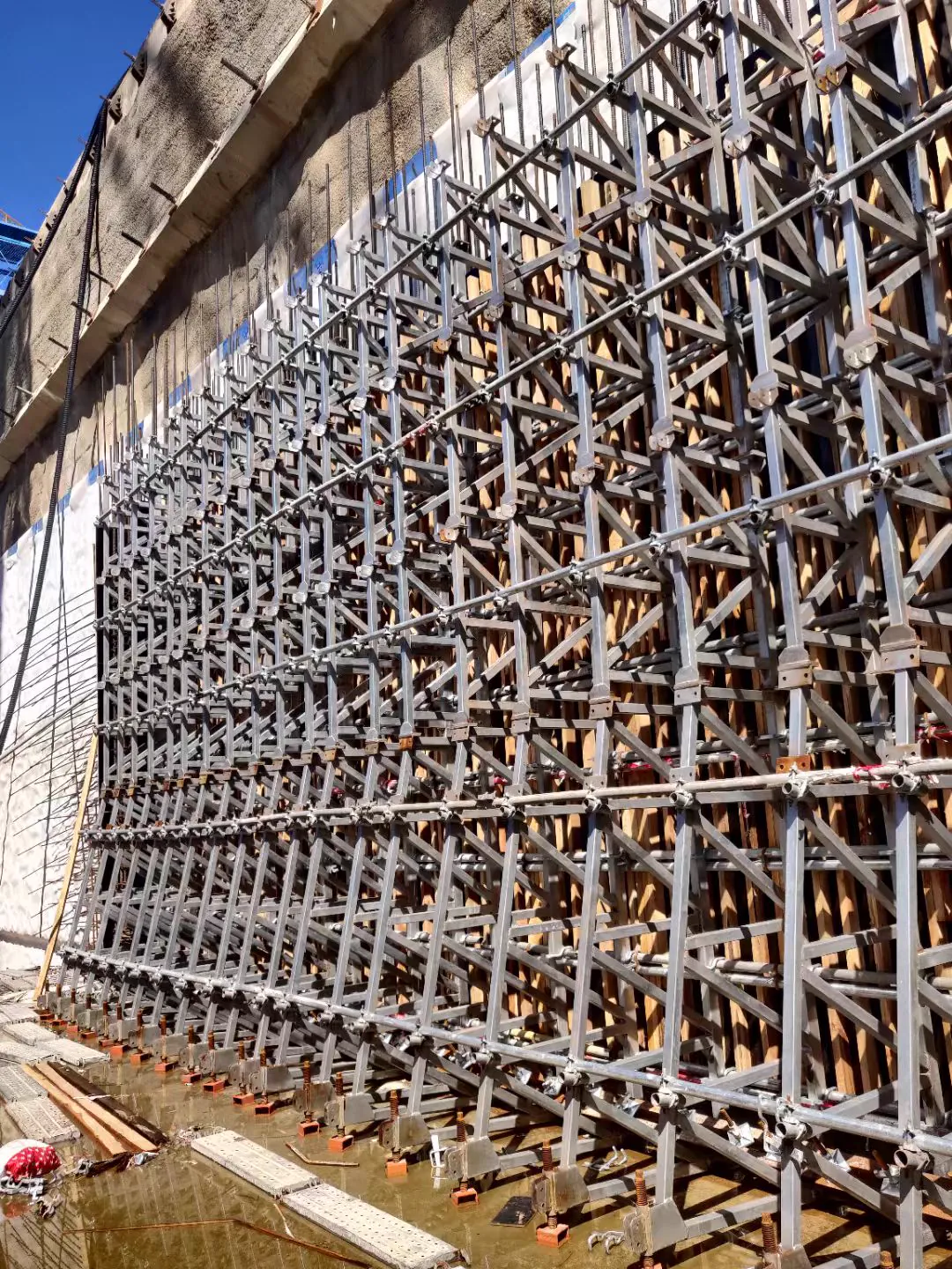 Dense single-sided formwork bracing grid