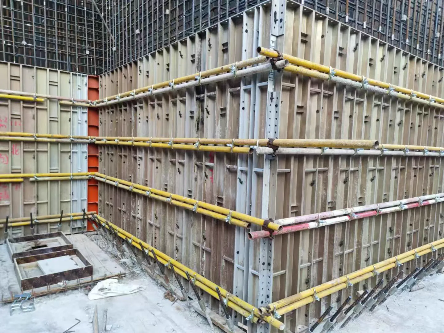 Wall formwork corner with yellow walers