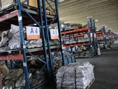 Depoda raflardaki bağlantı elemanları