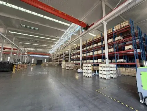 Depo sahasında raflara dizilmiş bağlantı elemanı stoğu